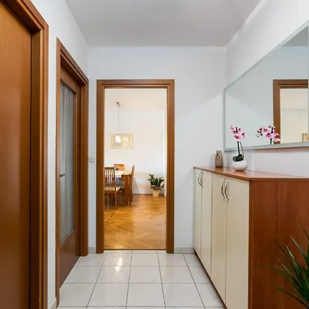 Paula Apartment Split